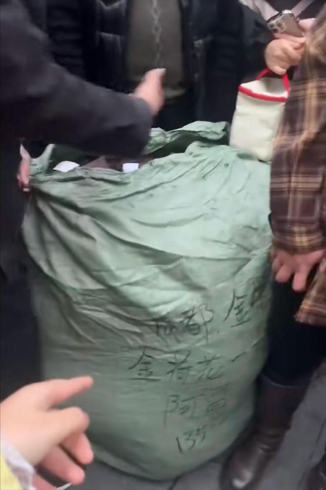 捡垃圾偷走上万元衣服网友：以前更凶AG真人国际成都一批发市场女子假装(图3)