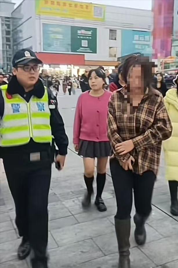 捡垃圾偷走上万元衣服网友：以前更凶AG真人国际成都一批发市场女子假装(图6)