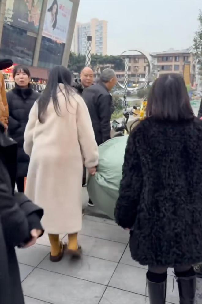 捡垃圾偷走上万元衣服网友：以前更凶AG真人国际成都一批发市场女子假装(图5)