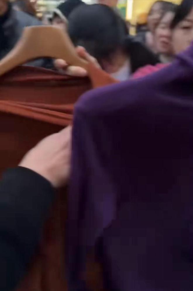 捡垃圾偷走上万元衣服网友：以前更凶AG真人国际成都一批发市场女子假装(图4)