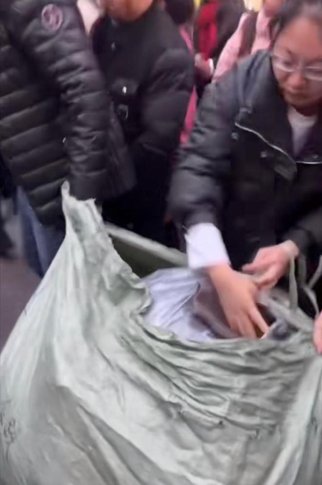 捡垃圾偷走上万元衣服网友：以前更凶AG真人国际成都一批发市场女子假装(图7)