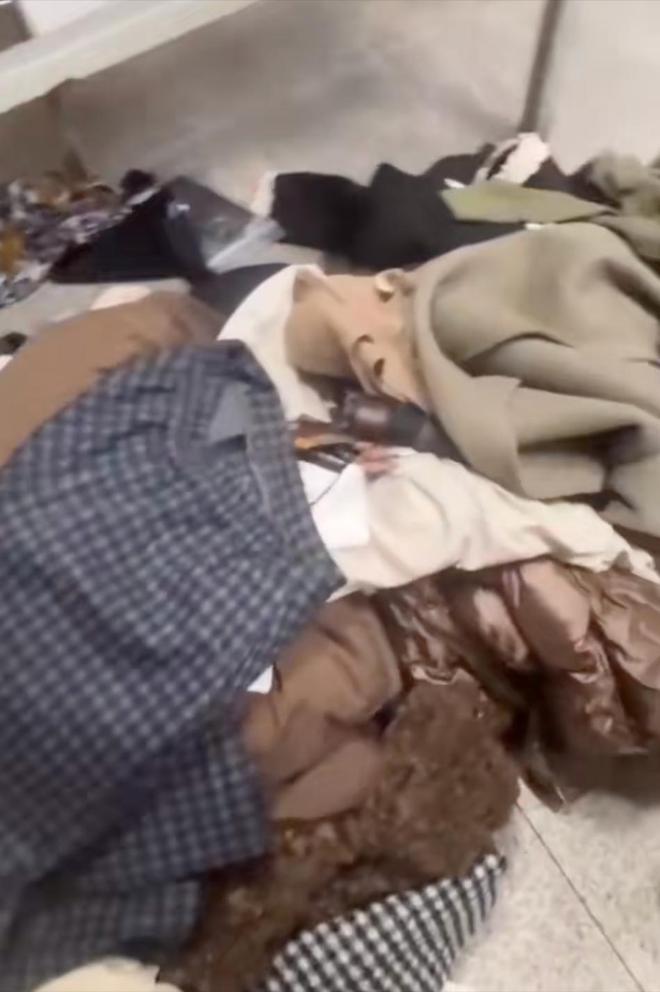捡垃圾偷走上万元衣服网友：以前更凶AG真人国际成都一批发市场女子假装(图8)