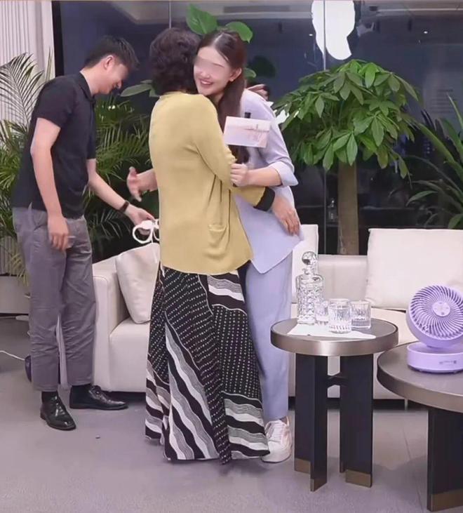 调”曝光网友：比玫瑰款更让人绷不住！AG真人旗舰厅登录董明珠“老人味空(图9)